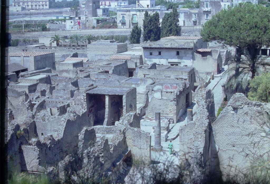 Ins. Or. II, 4, Herculaneum. 7th August 1976. Looking west from access roadway.
In the lower centre, the large entrance hall leading to the vestibule and entrance with two columns on Cardo V, can be seen.
Photo courtesy of Rick Bauer, from Dr George Fay’s slides collection.